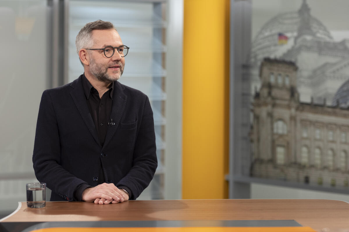 Michael Roth, SPD, Vorsitzende des Auswärtigen Ausschusses im Interview mit dem Parlamentsfernsehens am 1. März 2022. Roth, Michael Michael Roth, SPD, Vorsitzende des Auswärtigen Ausschusses im Interview mit dem Parlamentsfernsehens am 1. März 2022.