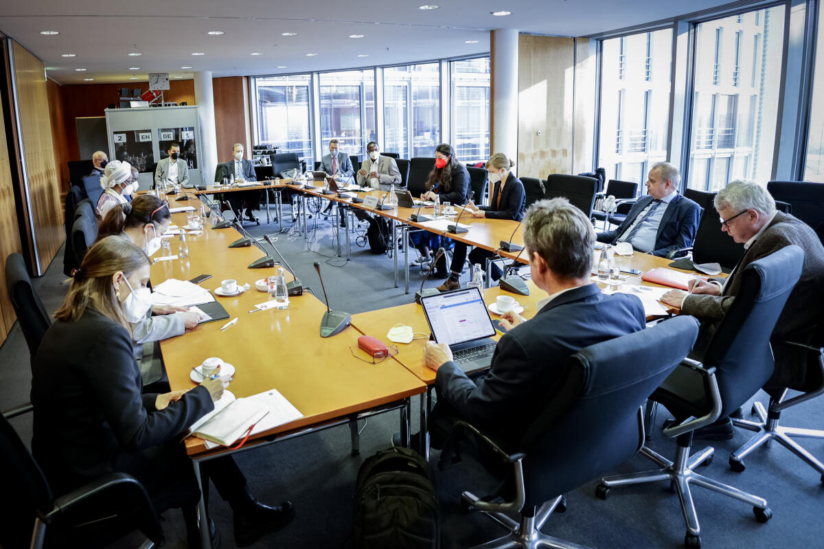 Gespräch der Botschafterin von Mali in Berlin, I.E. Oumou Sall Seck, mit Mitgliedern des Ausschusses für wirtschaftliche Zusammenarbeit und Entwicklung unter Leitung von Sanae Abdi, SPD, MdB. Blick in den Saal. Gespräch der Botschafterin von Mali in Berlin, I.E. Oumou Sall Seck, mit Mitgliedern des Ausschusses für wirtschaftliche Zusammenarbeit und Entwicklung unter Leitung von Sanae Abdi, SPD, MdB. Blick in den Saal.
