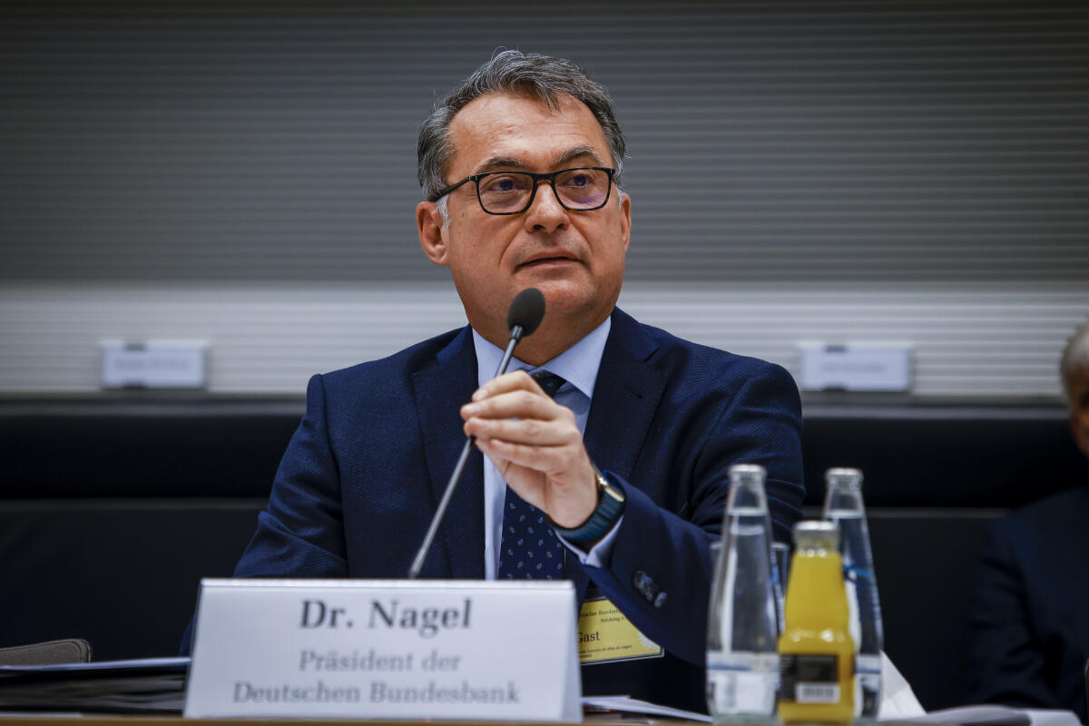 Der Präsident der Deutschen Bundesbank, Dr. Joachim Nagel (im Bild), im Austausch mit Mitgliedern des Rechtsauschusses, Haushaltsauschusses, des Ausschusses für die Angelegenheiten der Europäischen Union und des Finanzausschusses unter Leitung des Vorsitzenden des Finanzausschusses Alois Rainer, CDU/CSU, MdB. Nagel, Joachim Der Präsident der Deutschen Bundesbank, Dr. Joachim Nagel (im Bild), im Austausch mit Mitgliedern des Rechtsauschusses, Haushaltsauschusses, des Ausschusses für die Angelegenheiten der Europäischen Union und des Finanzausschusses unter Leitung des Vorsitzenden des Finanzausschusses Alois Rainer, CDU/CSU, MdB.