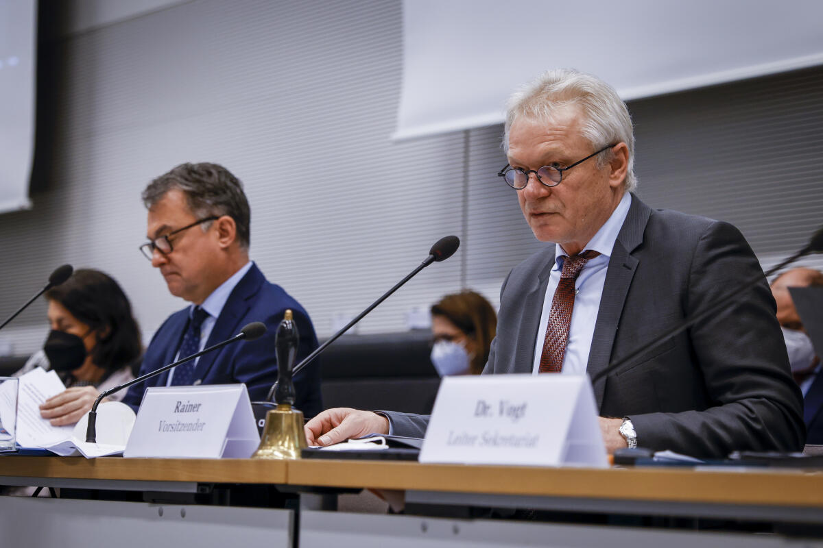 Der Präsident der Deutschen Bundesbank, Dr. Joachim Nagel (2vl), im Austausch mit Mitgliedern des Rechtsauschusses, Haushaltsauschusses, des Ausschusses für die Angelegenheiten der Europäischen Union und des Finanzausschusses unter Leitung des Vorsitzenden des Finanzausschusses Alois Rainer (r), CDU/CSU, MdB. Nagel, Joachim; Rainer, Alois Der Präsident der Deutschen Bundesbank, Dr. Joachim Nagel (2vl), im Austausch mit Mitgliedern des Rechtsauschusses, Haushaltsauschusses, des Ausschusses für die Angelegenheiten der Europäischen Union und des Finanzausschusses unter Leitung des Vorsitzenden des Finanzausschusses Alois Rainer (r), CDU/CSU, MdB.