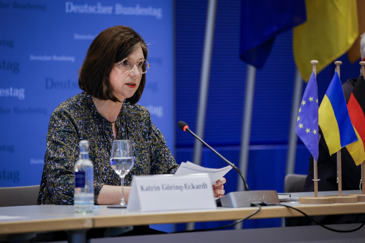 Bundestagsvizepräsidentin Katrin Göring-Eckardt (im Bild), Bündnis 90/Die Grünen, MdB, leitet die außerordentliche Konferenz der Parlamentspräsidenten der G7-Staaten und der EU mit der Ukraine. Göring-Eckardt, Katrin Bundestagsvizepräsidentin Katrin Göring-Eckardt (im Bild), Bündnis 90/Die Grünen, MdB, leitet die außerordentliche Konferenz der Parlamentspräsidenten der G7-Staaten und der EU mit der Ukraine.