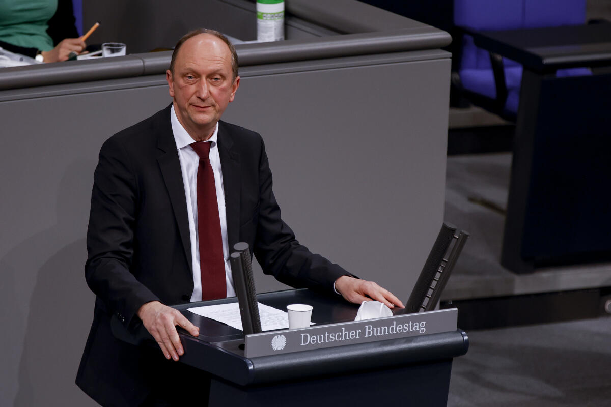 Dr. Klaus Wiener, CDU/CSU, MdB, hält eine Rede zu ZP 6 „Abschaffung von Kernkraftwerken“ im Plenum. Wiener, Klaus Dr. Klaus Wiener, CDU/CSU, MdB, hält eine Rede zu ZP 6 „Abschaffung von Kernkraftwerken“ im Plenum.