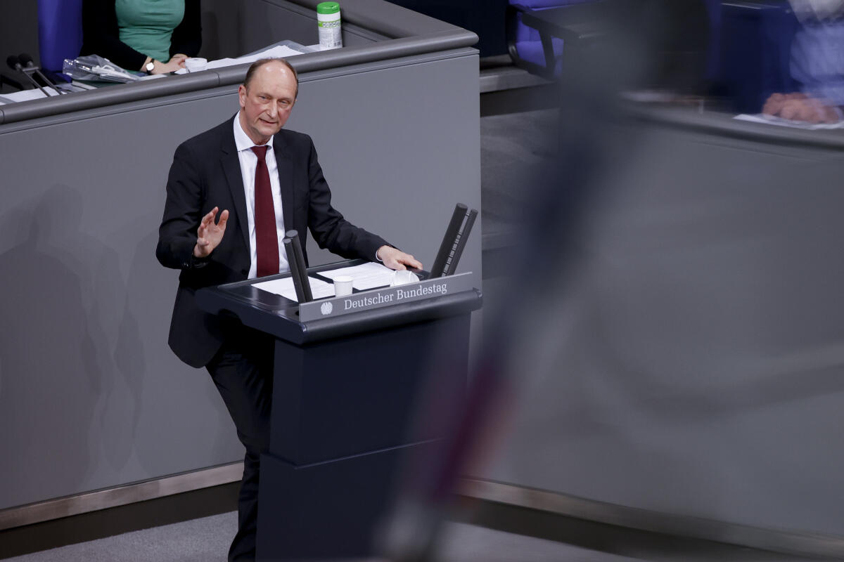 Dr. Klaus Wiener, CDU/CSU, MdB, hält eine Rede zu ZP 6 „Abschaffung von Kernkraftwerken“ im Plenum. Wiener, Klaus Dr. Klaus Wiener, CDU/CSU, MdB, hält eine Rede zu ZP 6 „Abschaffung von Kernkraftwerken“ im Plenum.