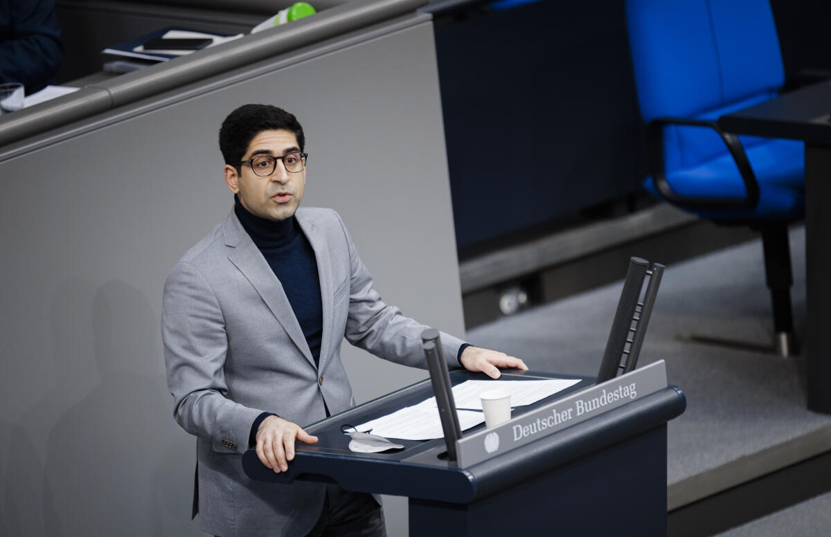 Kaweh Mansoori, SPD, MdB, hält eine Rede zu TOP 6 „ Impfpflicht gegen SARS-CoV-2“ im Plenum. Mansoori, Kaweh Kaweh Mansoori, SPD, MdB, hält eine Rede zu TOP 6 „ Impfpflicht gegen SARS-CoV-2“ im Plenum.