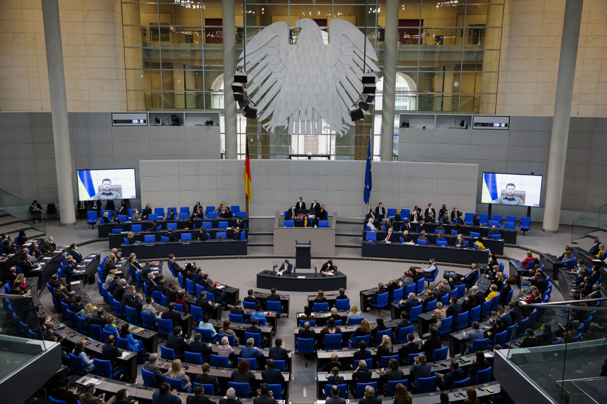 Der Präsident der Ukraine Wolodymyr Selenskyj spricht per Videoübertragung im Deutschen Bundestag. 17.03.2022. Selenskyj, Wolodymyr Der Präsident der Ukraine Wolodymyr Selenskyj spricht per Videoübertragung im Deutschen Bundestag. 17.03.2022.