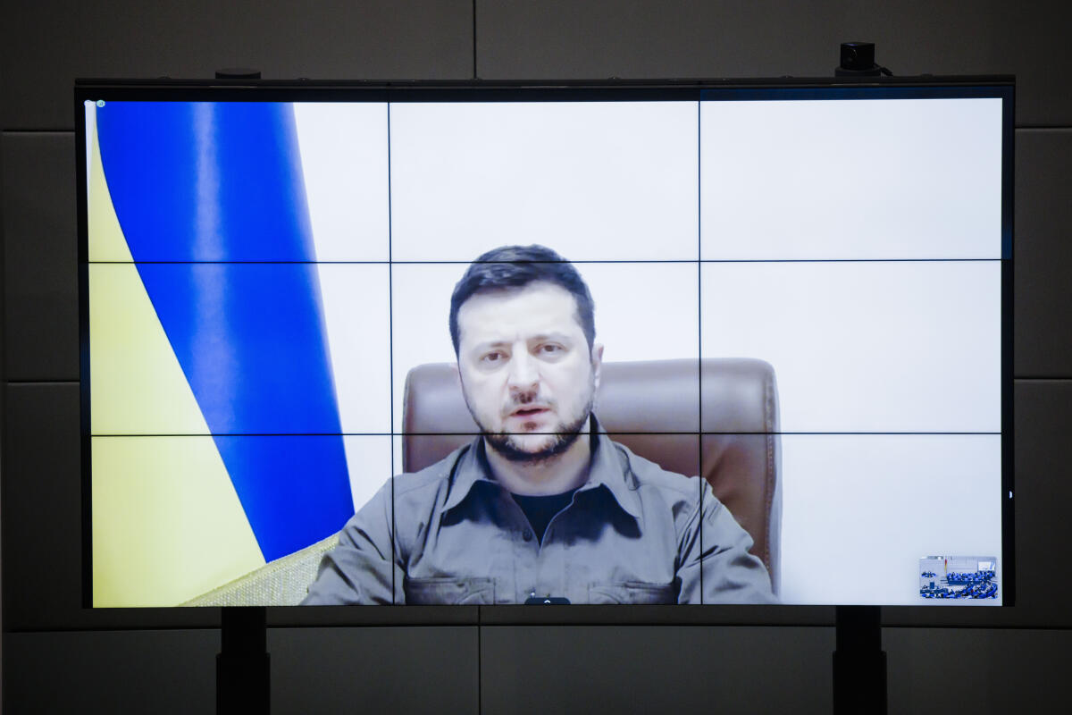 Der Präsident der Ukraine Wolodymyr Selenskyj spricht per Videoübertragung im Deutschen Bundestag. 17.03.2022. Selenskyj, Wolodymyr Der Präsident der Ukraine Wolodymyr Selenskyj spricht per Videoübertragung im Deutschen Bundestag. 17.03.2022.