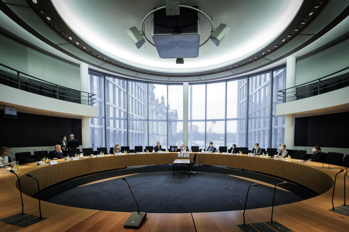  NATO-Generalsekretär Jens Stoltenberg zu Gast im Verteidigungsausschuss. Blick in den Saal.