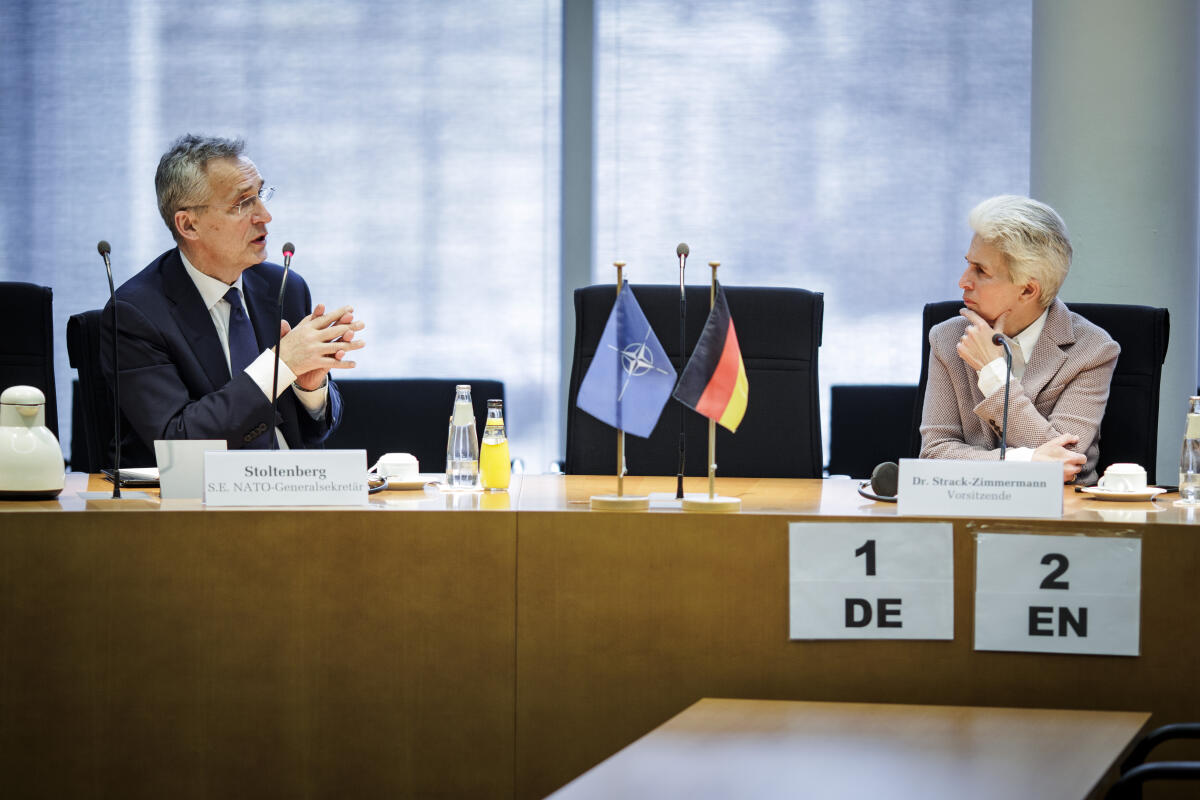 NATO-Generalsekretär Jens Stoltenberg (l) zu Gast im Verteidigungsausschuss unter Leitung der Vorsitzenden Dr. Marie-Agnes Strack-Zimmermann (r), FDP, MdB. Strack-Zimmermann, Marie-Agnes; Stoltenberg, Jens NATO-Generalsekretär Jens Stoltenberg (l) zu Gast im Verteidigungsausschuss unter Leitung der Vorsitzenden Dr. Marie-Agnes Strack-Zimmermann (r), FDP, MdB.