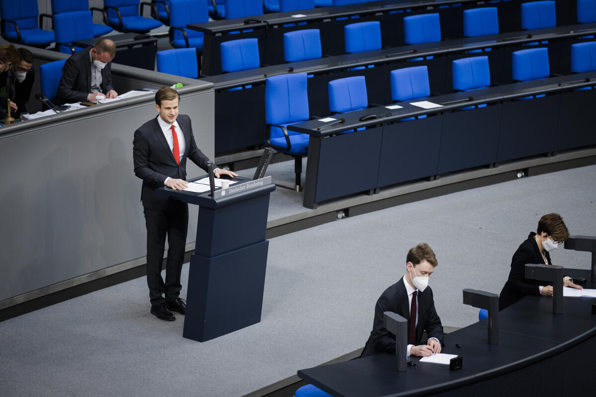 Robin Mesarosch, SPD, MdB, hält eine Rede zu TOP 7 „sichere Energieversorgung“ im Plenum. Mesarosch, Robin Robin Mesarosch, SPD, MdB, hält eine Rede zu TOP 7 „sichere Energieversorgung“ im Plenum.