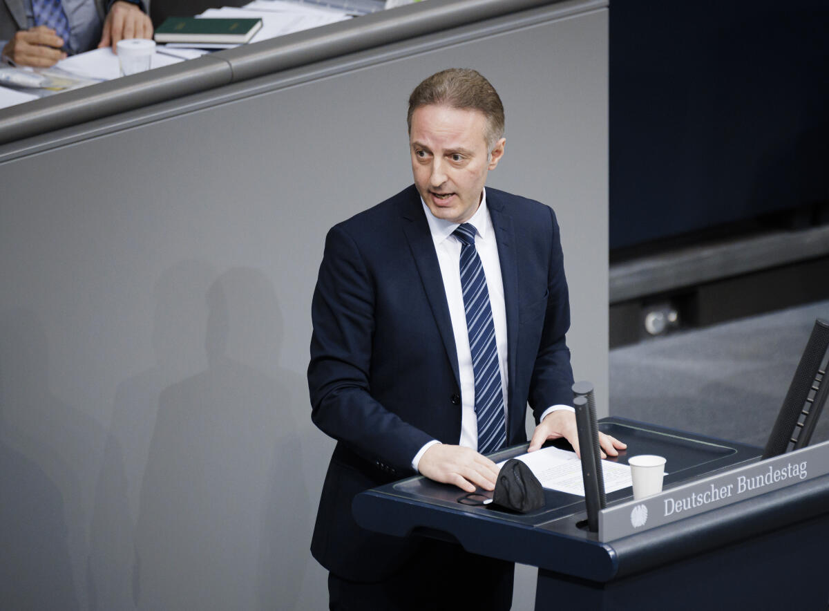 Macit Karaahmetoğlu, SPD, MdB, hält eine Rede zu TOP 9 „Meinungsfreiheit in Sozialen Medien“ im Plenum. Karaahmetoğlu, Macit Macit Karaahmetoğlu, SPD, MdB, hält eine Rede zu TOP 9 „Meinungsfreiheit in Sozialen Medien“ im Plenum.