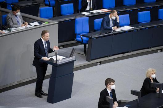 Karaahmetoğlu, Macit Reichstagsgebäude, Plenarsaal