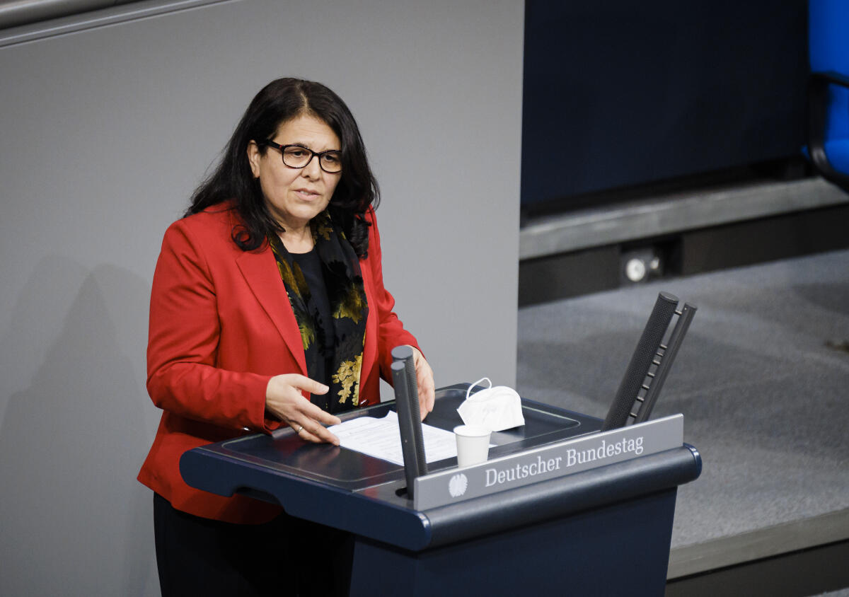Gülistan Yüksel, SPD, MdB, hält eine Rede zu ZP 6 „Aktuelle Stunde - Lage der ukrainischen Flüchtlinge“ im Plenum. Yüksel, Gülistan Gülistan Yüksel, SPD, MdB, hält eine Rede zu ZP 6 „Aktuelle Stunde - Lage der ukrainischen Flüchtlinge“ im Plenum.