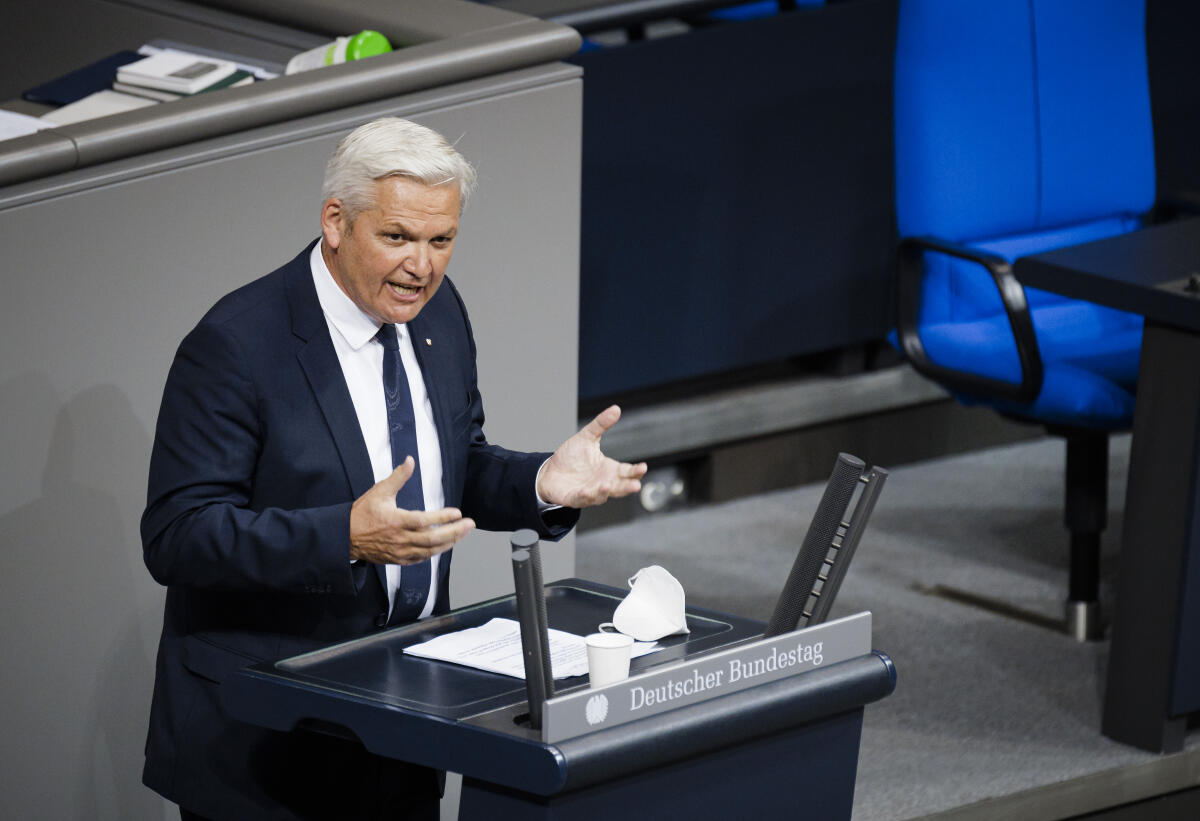 Hubert Hüppe, CDU/CSU, MdB, hält eine Rede zu TOP 12 „Inklusive Arbeitswelt“ im Plenum. Hüppe, Hubert Hubert Hüppe, CDU/CSU, MdB, hält eine Rede zu TOP 12 „Inklusive Arbeitswelt“ im Plenum.