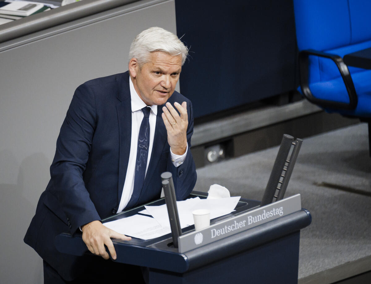 Hubert Hüppe, CDU/CSU, MdB, hält eine Rede zu TOP 12 „Inklusive Arbeitswelt“ im Plenum. Hüppe, Hubert Hubert Hüppe, CDU/CSU, MdB, hält eine Rede zu TOP 12 „Inklusive Arbeitswelt“ im Plenum.