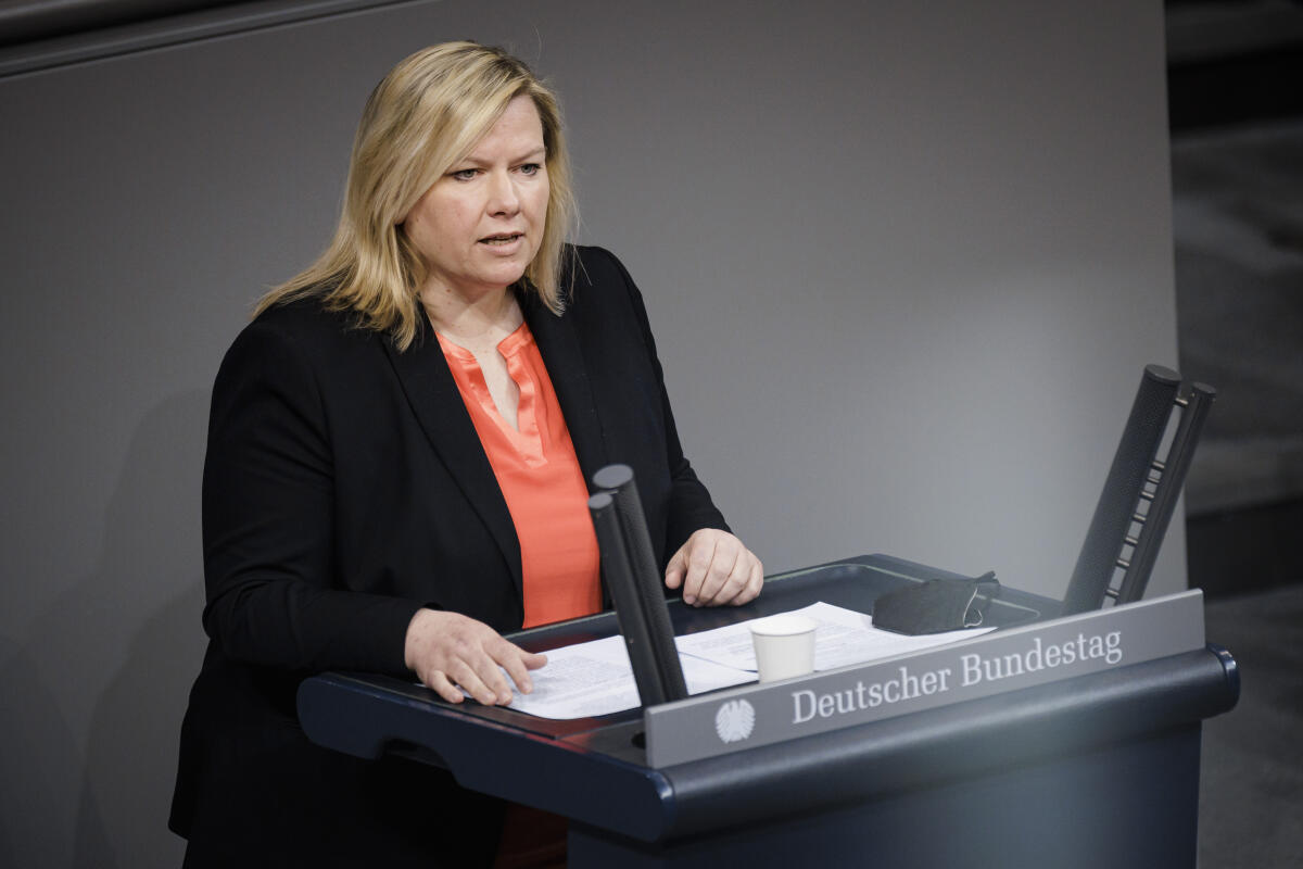 Maria-Lena Weiss, CDU/CSU, MdB, hält eine Rede zu TOP 15 „Absenkung der Kostenbelastungen durch die EEG-Umlage“ im Plenum. Weiss, Maria-Lena Maria-Lena Weiss, CDU/CSU, MdB, hält eine Rede zu TOP 15 „Absenkung der Kostenbelastungen durch die EEG-Umlage“ im Plenum.