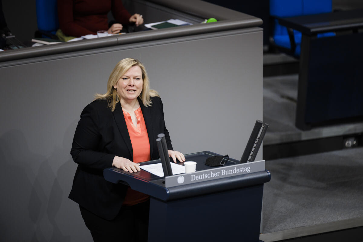 Maria-Lena Weiss, CDU/CSU, MdB, hält eine Rede zu TOP 15 „Absenkung der Kostenbelastungen durch die EEG-Umlage“ im Plenum. Weiss, Maria-Lena Maria-Lena Weiss, CDU/CSU, MdB, hält eine Rede zu TOP 15 „Absenkung der Kostenbelastungen durch die EEG-Umlage“ im Plenum.