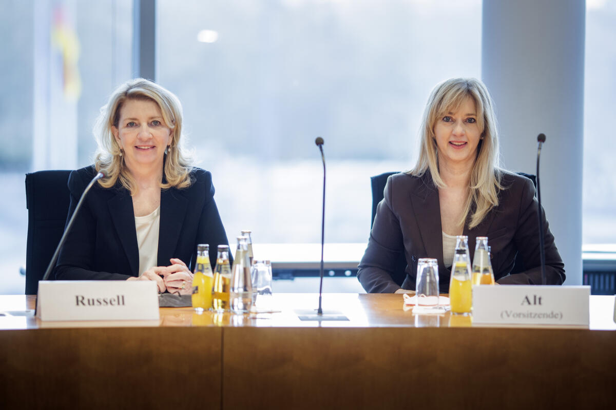 Alt, Renata; Russell, Catherine Catherine Russell (l), Exekutivdirektorin des Kinderhilfswerks der Vereinten Nationen (UNICEF), zu Gast im Ausschuss für Menschenrechte und humanitäre Hilfe unter Leitung der Vorsitzenden Renata Alt (r), FDP, MdB.