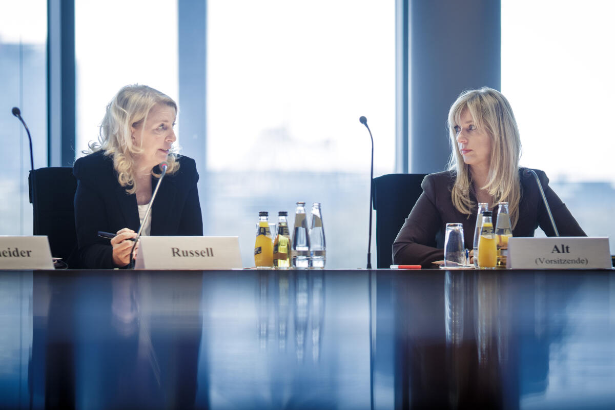 Alt, Renata; Russell, Catherine Catherine Russell (l), Exekutivdirektorin des Kinderhilfswerks der Vereinten Nationen (UNICEF), zu Gast im Ausschuss für Menschenrechte und humanitäre Hilfe unter Leitung der Vorsitzenden Renata Alt (r), FDP, MdB.