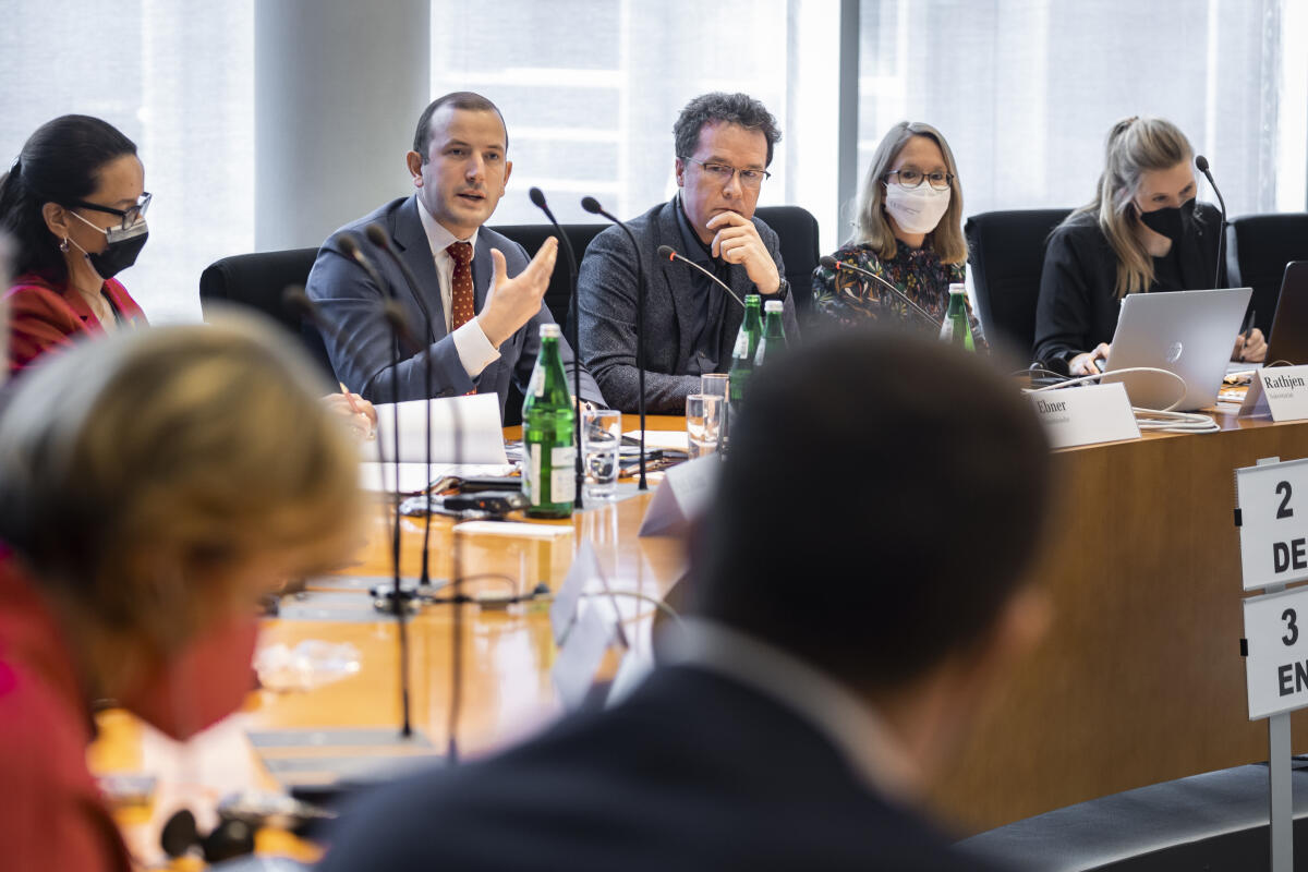 EU-Umweltkommissar Virginijus Sinkevičius (2vl) zu Gast im Ausschuss für Umwelt, Naturschutz, nukleare Sicherheit und Verbraucherschutz und im Ausschuss für die Angelegenheiten der Europäischen Union unter Leitung des Vorsitzenden des Ausschusses für Umwelt, Naturschutz, nukleare Sicherheit und Verbraucherschutz Harald Ebner (m), Bündnis 90/Die Grünen, MdB. Sinkevičius, Virginijus; Ebner, Harald EU-Umweltkommissar Virginijus Sinkevičius (2vl) zu Gast im Ausschuss für Umwelt, Naturschutz, nukleare Sicherheit und Verbraucherschutz und im Ausschuss für die Angelegenheiten der Europäischen Union unter Leitung des Vorsitzenden des Ausschusses für Umwelt, Naturschutz, nukleare Sicherheit und Verbraucherschutz Harald Ebner (m), Bündnis 90/Die Grünen, MdB.