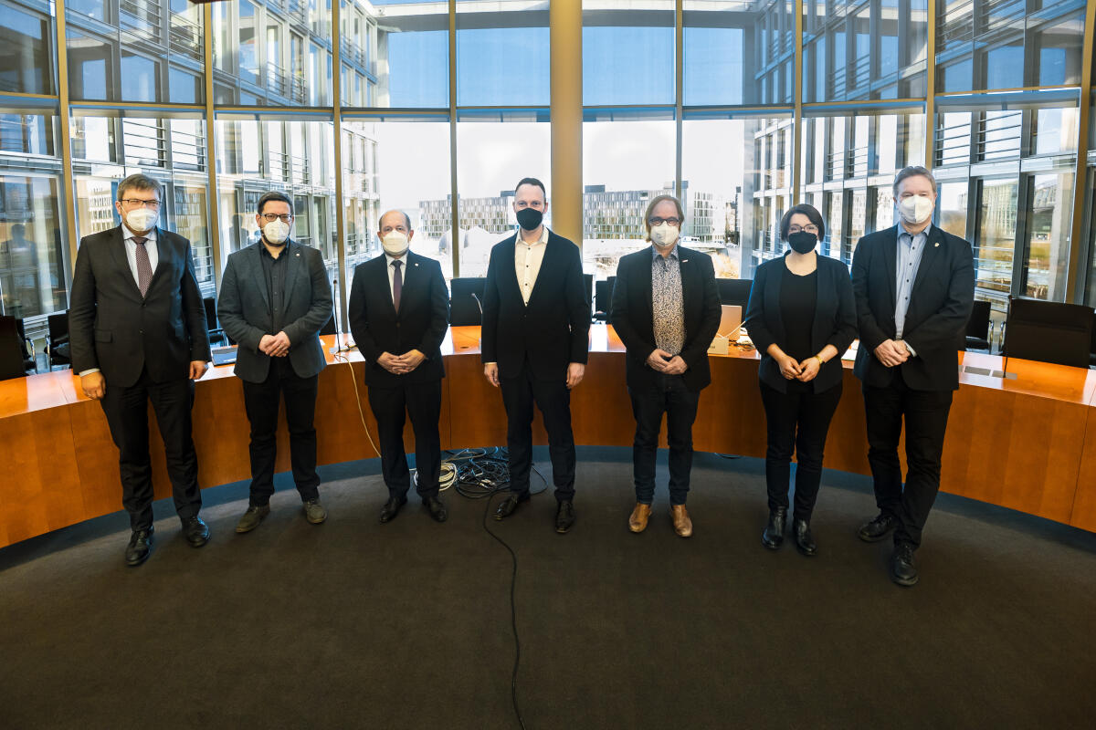 Gruppenbild der Berichterstattergruppe Technikfolgenabschätzung (TAB) des Ausschusses für Bildung, Forschung und Technikfolgenabschätzung (vlnr): Prof. Dr. Michael Kaufmann, AfD, MdB; Lars Rohwer, CDU/CSU, MdB; Prof. Dr. Stephan Seiter, FDP, MdB; Vorsitzender des Ausschusses für Bildung, Forschung und Technikfolgenabschätzung Kai Gehring, Bündnis 90/Die Grünen, MdB; Dr. Holger Becker, SPD, MdB; Laura Kraft, Bündnis 90/Die Grünen, MdB; Ralph Lenkert, Die Linke, MdB. Gehring, Kai; Becker, Holger; Rohwer, Lars; Kraft, Laura; Seiter, Stephan; Kaufmann, Michael; Lenkert, Ralph Gruppenbild der Berichterstattergruppe Technikfolgenabschätzung (TAB) des Ausschusses für Bildung, Forschung und Technikfolgenabschätzung (vlnr): Prof. Dr. Michael Kaufmann, AfD, MdB; Lars Rohwer, CDU/CSU, MdB; Prof. Dr. Stephan Seiter, FDP, MdB; Vorsitzender des Ausschusses für Bildung, Forschung und Technikfolgenabschätzung Kai Gehring, Bündnis 90/Die Grünen, MdB; Dr. Holger Becker, SPD, MdB; Laura Kraft, Bündnis 90/Die Grünen, MdB; Ralph Lenkert, Die Linke, MdB.