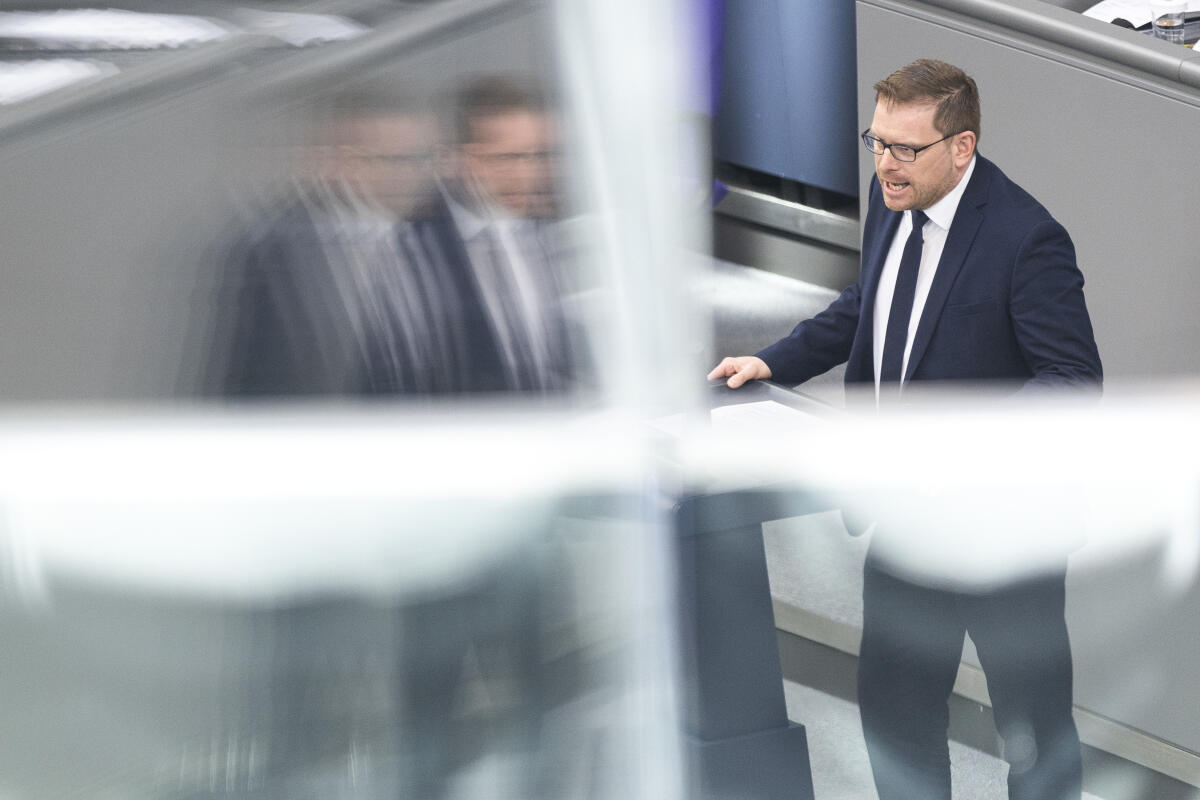 Christian Schreider, SPD, MdB, hält eine Rede zu TOP 22 „Transformation der Automobilindustrie, Verkehrsprojekte“ im Plenum. Schreider, Christian Christian Schreider, SPD, MdB, hält eine Rede zu TOP 22 „Transformation der Automobilindustrie, Verkehrsprojekte“ im Plenum.