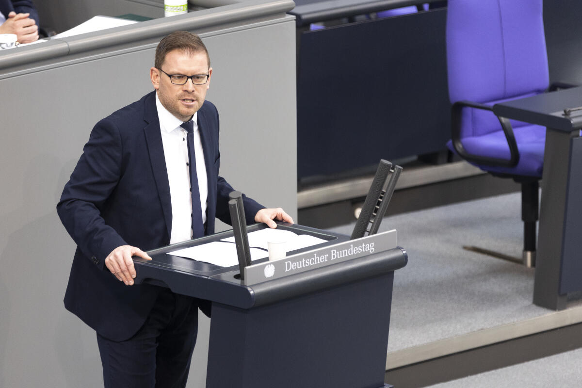 Christian Schreider, SPD, MdB, hält eine Rede zu TOP 22 „Transformation der Automobilindustrie, Verkehrsprojekte“ im Plenum. Schreider, Christian Christian Schreider, SPD, MdB, hält eine Rede zu TOP 22 „Transformation der Automobilindustrie, Verkehrsprojekte“ im Plenum.