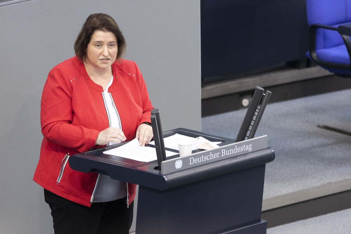 Bettina Lugk, SPD, MdB, hält eine Rede zu TOP 23 „Bundeswehreinsatz in Südsudan (UNMISS)“ im Plenum. Lugk, Bettina Bettina Lugk, SPD, MdB, hält eine Rede zu TOP 23 „Bundeswehreinsatz in Südsudan (UNMISS)“ im Plenum.