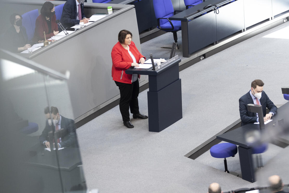 Lugk, Bettina Bettina Lugk, SPD, MdB, hält eine Rede zu TOP 23 „Bundeswehreinsatz in Südsudan (UNMISS)“ im Plenum.