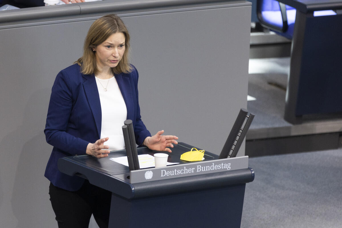 Schulz, Anja Anja Schulz, FDP, MdB, hält eine Rede zu TOP 26 „Rentenversicherung-Mindestrücklagengesetz“ im Plenum.