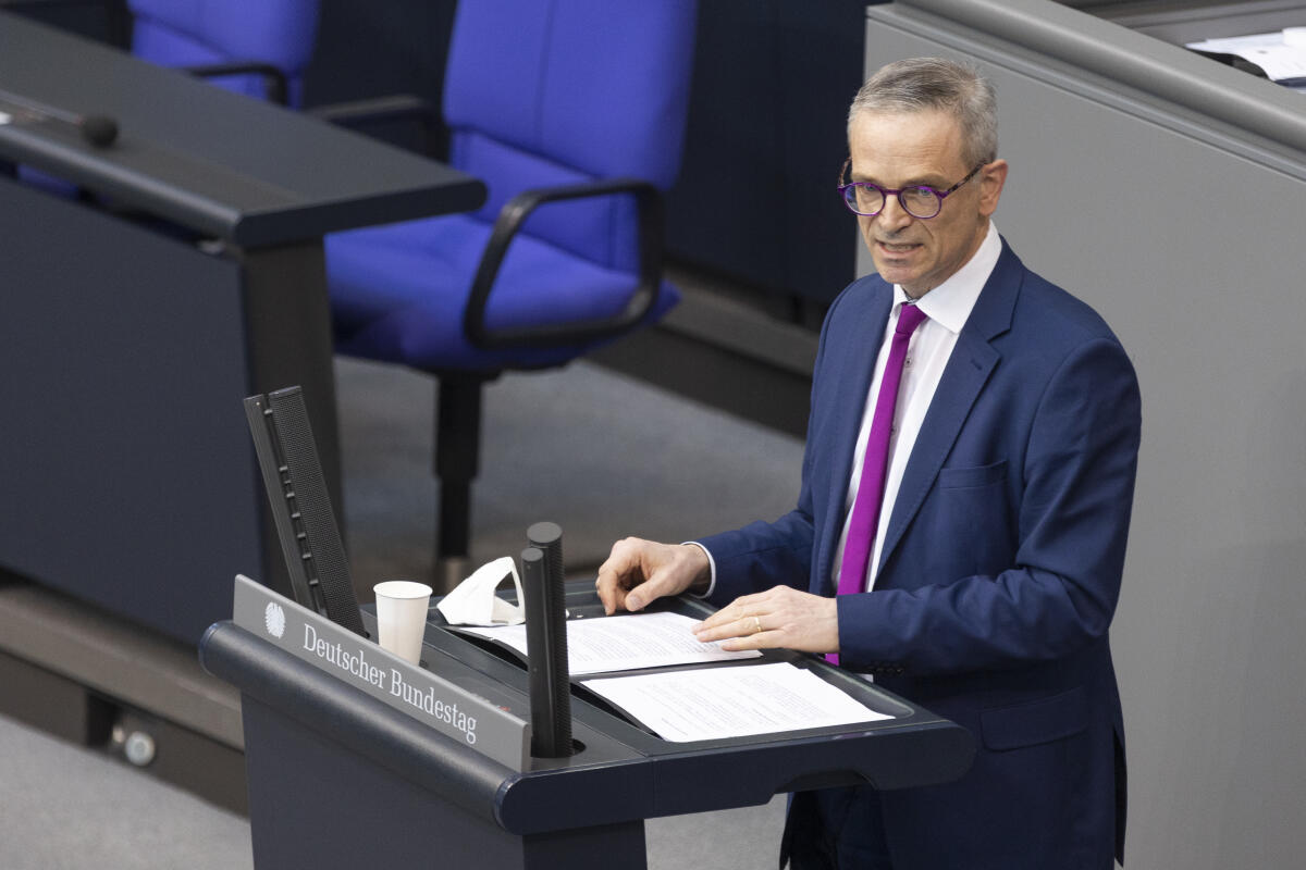 Dr. Markus Reichel, CDU/CSU, MdB, hält eine Rede zu TOP 26 „Rentenversicherung-Mindestrücklagengesetz“ im Plenum. Reichel, Markus Dr. Markus Reichel, CDU/CSU, MdB, hält eine Rede zu TOP 26 „Rentenversicherung-Mindestrücklagengesetz“ im Plenum.