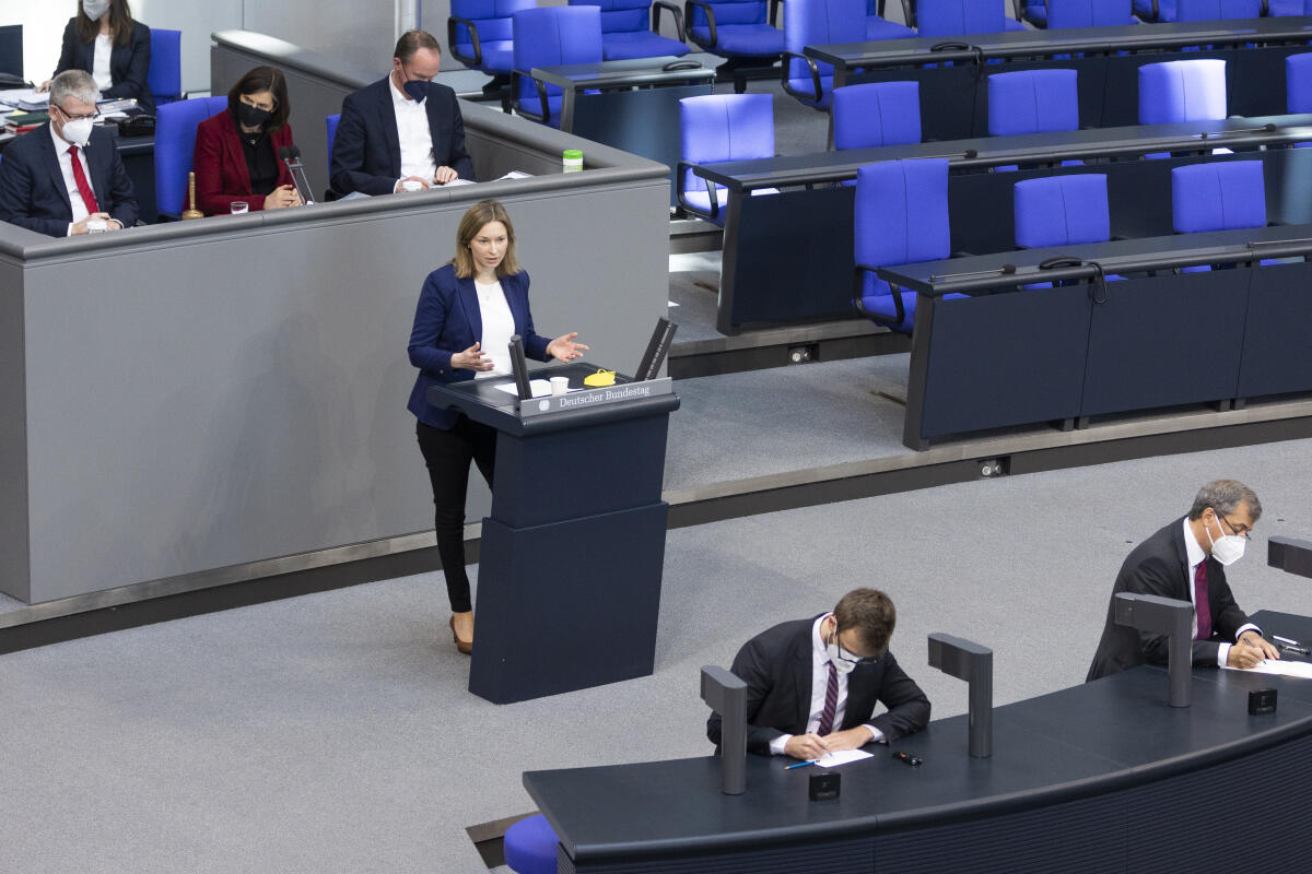 Anja Schulz, FDP, MdB, hält eine Rede zu TOP 26 „Rentenversicherung-Mindestrücklagengesetz“ im Plenum. Schulz, Anja Anja Schulz, FDP, MdB, hält eine Rede zu TOP 26 „Rentenversicherung-Mindestrücklagengesetz“ im Plenum.
