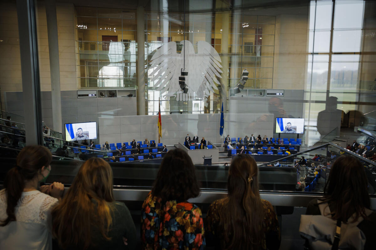 Selenskyj, Wolodymyr Der Präsident der Ukraine Wolodymyr Selenskyj spricht per Videoübertragung im Deutschen Bundestag. 17.03.2022.