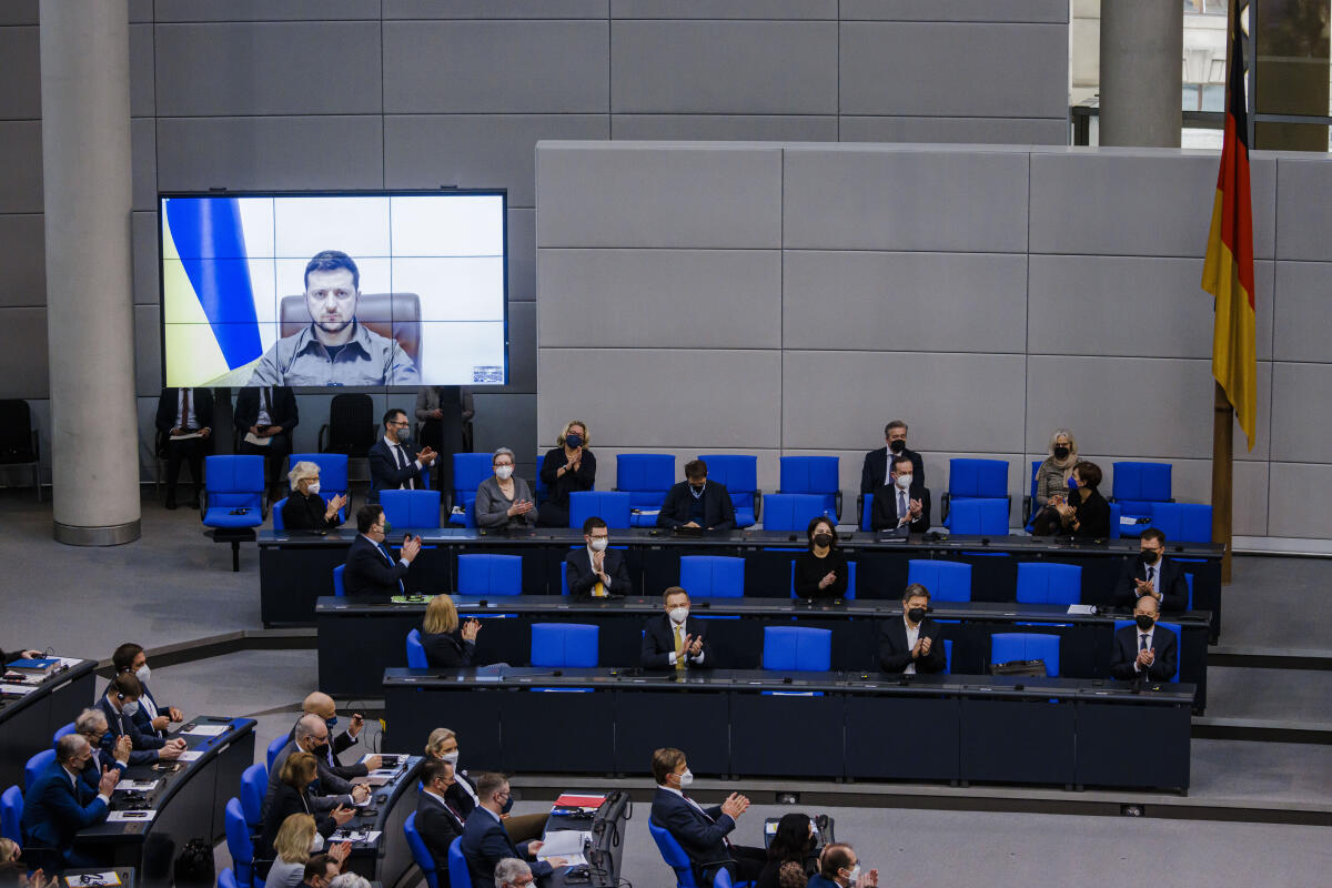 Der Präsident der Ukraine Wolodymyr Selenskyj spricht per Videoübertragung im Deutschen Bundestag. 17.03.2022. Selenskyj, Wolodymyr Der Präsident der Ukraine Wolodymyr Selenskyj spricht per Videoübertragung im Deutschen Bundestag. 17.03.2022.