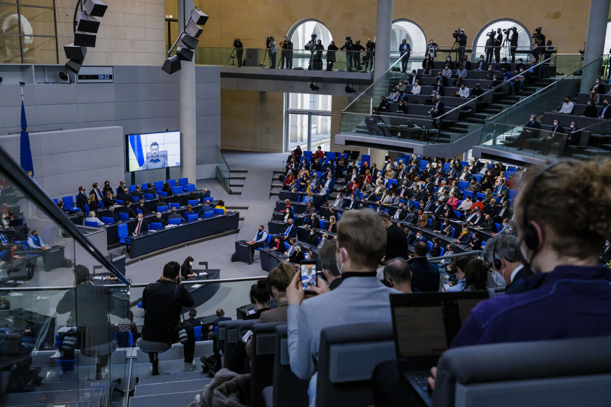 Der Präsident der Ukraine Wolodymyr Selenskyj spricht per Videoübertragung im Deutschen Bundestag. 17.03.2022.; Der Präsident der Ukraine Wolodymyr Selenskyj spricht per Videoübertragung im Deutschen Bundestag. 17.03.2022.;