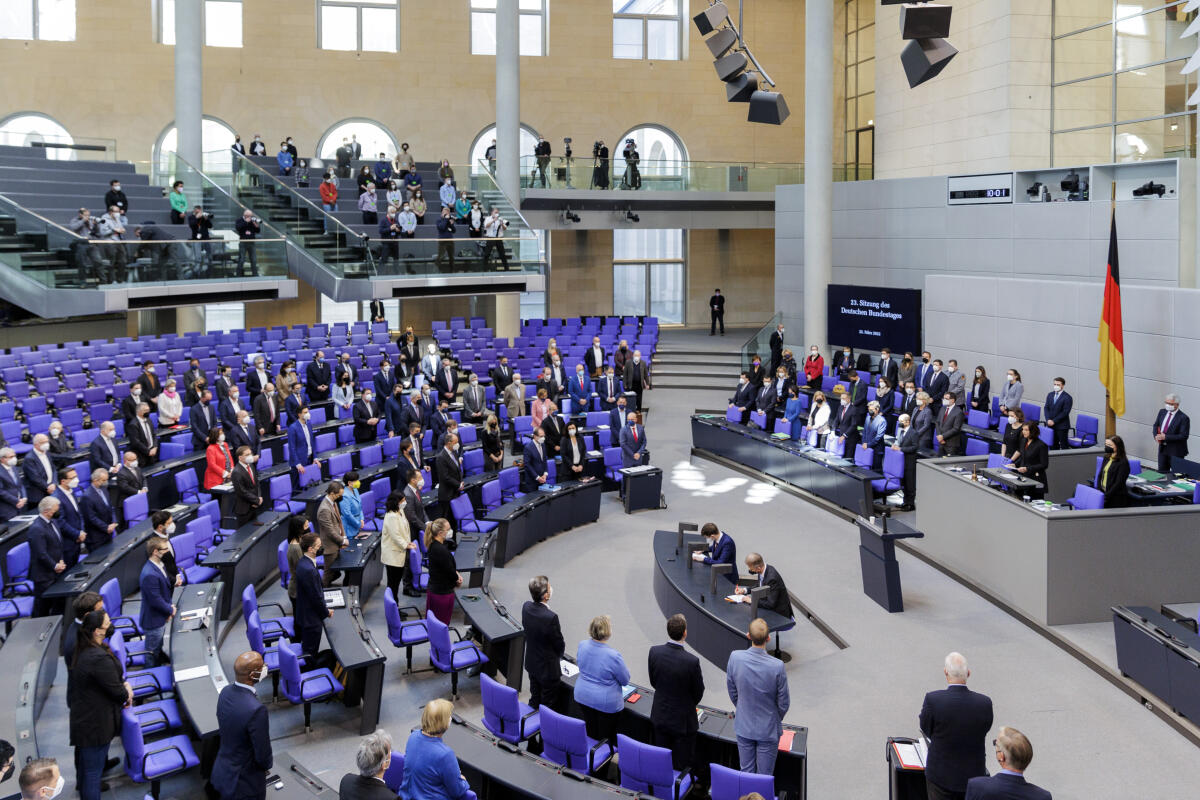  Abgeordneten des Deutschen Bundestages haben sich am Dienstag, 22. März 2022, in Gedenken an den am 18. März verstorbenen KZ-Überblenden Boris Romantschenko und alle Opfer des Krieges in der Ukraine zu einer Schweigeminute erhoben.