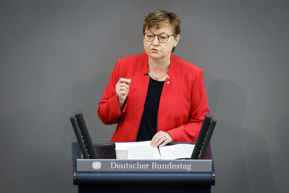 Frauke Heiligenstadt, SPD, MdB, hält eine Rede zu den Einzelplänen 08, 20, 32, 60 „Allgemeinen Finanzdebatte“ zum TOP 1 „Einbringung Haushaltsgesetz 2022, Finanzplan des Bundes 2021 – 2025“ im Plenum. Heiligenstadt, Frauke Frauke Heiligenstadt, SPD, MdB, hält eine Rede zu den Einzelplänen 08, 20, 32, 60 „Allgemeinen Finanzdebatte“ zum TOP 1 „Einbringung Haushaltsgesetz 2022, Finanzplan des Bundes 2021 – 2025“ im Plenum.