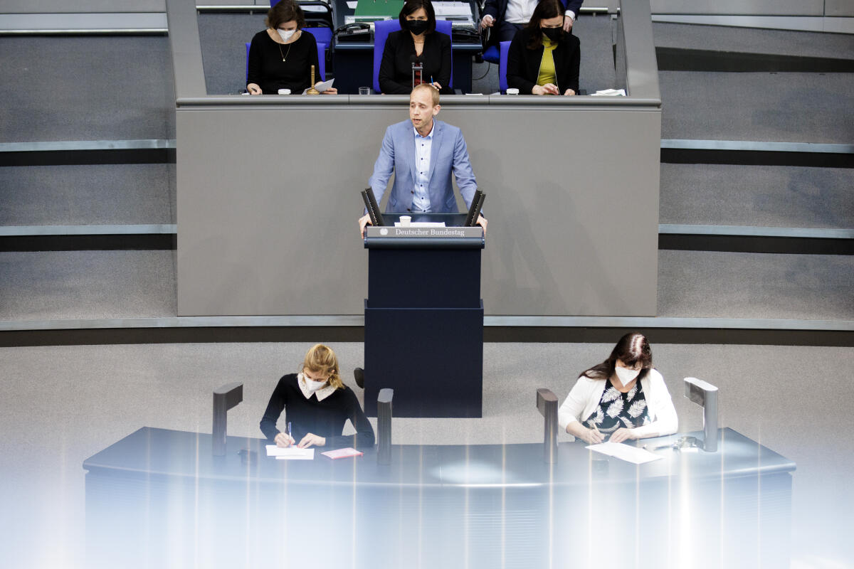 Rohde, Dennis Dennis Rohde, SPD, MdB, hält eine Rede zu den Einzelplänen 08, 20, 32, 60 „Allgemeinen Finanzdebatte“ zum TOP 1 „Einbringung Haushaltsgesetz 2022, Finanzplan des Bundes 2021 – 2025“ im Plenum.