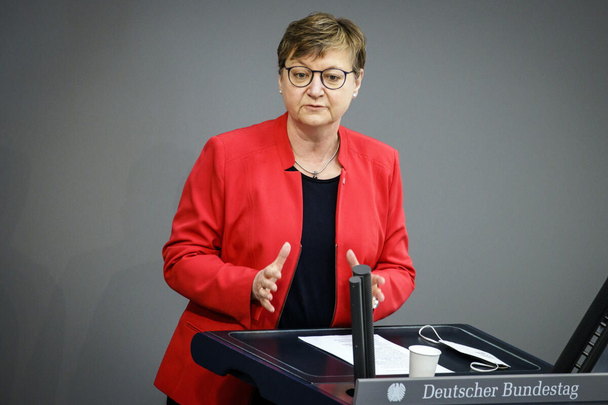 Frauke Heiligenstadt, SPD, MdB, hält eine Rede zu den Einzelplänen 08, 20, 32, 60 „Allgemeinen Finanzdebatte“ zum TOP 1 „Einbringung Haushaltsgesetz 2022, Finanzplan des Bundes 2021 – 2025“ im Plenum. Heiligenstadt, Frauke Frauke Heiligenstadt, SPD, MdB, hält eine Rede zu den Einzelplänen 08, 20, 32, 60 „Allgemeinen Finanzdebatte“ zum TOP 1 „Einbringung Haushaltsgesetz 2022, Finanzplan des Bundes 2021 – 2025“ im Plenum.