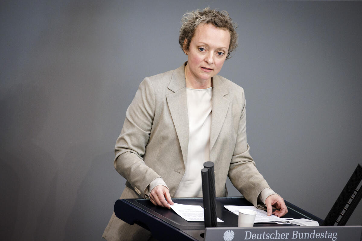 Nadine Heselhaus, SPD, MdB, hält eine Rede zum Einzelplan 16 „Umwelt, Naturschutz, nukleare Sicherheit und Verbraucherschutz“ zum TOP 1 „Einbringung Haushaltsgesetz 2022, Finanzplan des Bundes 2021 – 2025“ im Plenum. Heselhaus, Nadine Nadine Heselhaus, SPD, MdB, hält eine Rede zum Einzelplan 16 „Umwelt, Naturschutz, nukleare Sicherheit und Verbraucherschutz“ zum TOP 1 „Einbringung Haushaltsgesetz 2022, Finanzplan des Bundes 2021 – 2025“ im Plenum.