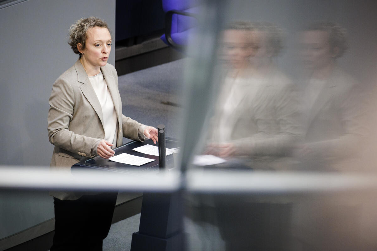 Nadine Heselhaus, SPD, MdB, hält eine Rede zum Einzelplan 16 „Umwelt, Naturschutz, nukleare Sicherheit und Verbraucherschutz“ zum TOP 1 „Einbringung Haushaltsgesetz 2022, Finanzplan des Bundes 2021 – 2025“ im Plenum. Heselhaus, Nadine Nadine Heselhaus, SPD, MdB, hält eine Rede zum Einzelplan 16 „Umwelt, Naturschutz, nukleare Sicherheit und Verbraucherschutz“ zum TOP 1 „Einbringung Haushaltsgesetz 2022, Finanzplan des Bundes 2021 – 2025“ im Plenum.