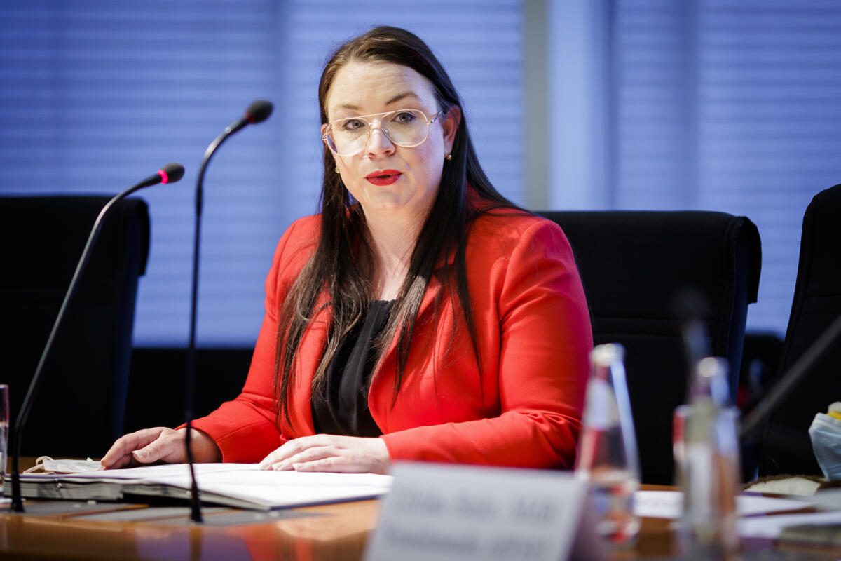 Lahrkamp, Sarah Die Kommission zur Wahrnehmung der Belange der Kinder (Kinderkommission) konstituiert sich. Entsprechend der Fraktionsstärke im Vorsitzturnus ist die erste Vorsitzende der Kinderkommission Sarah Lahrkamp (im Bild), SPD, MdB.