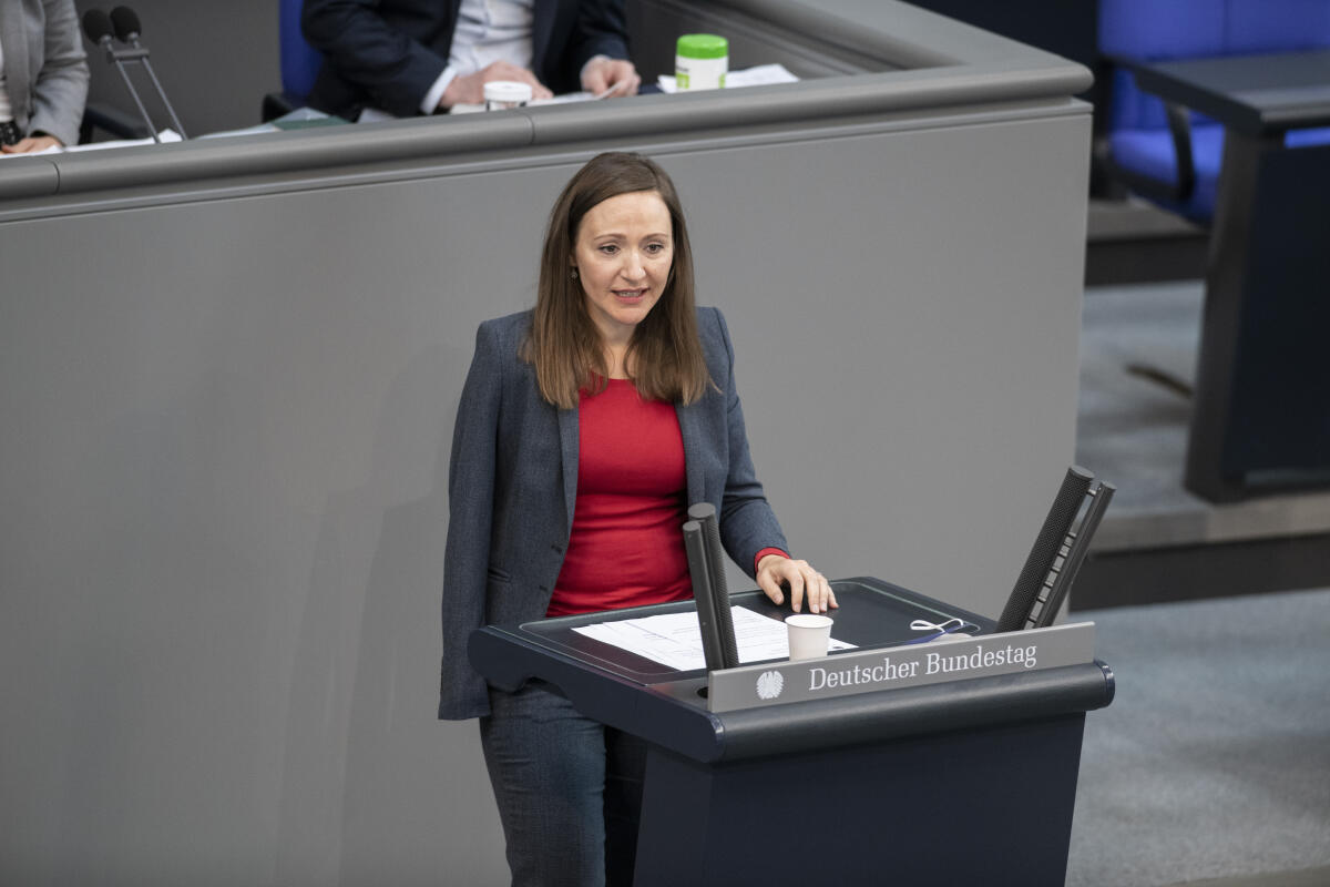 Hostert, Jasmina Jasmina Hostert, SPD, MdB, hält eine Rede zum Einzelplan 17 „Familie, Senioren, Frauen und Jugend“ zum TOP 1 „Einbringung Haushaltsgesetz 2022, Finanzplan des Bundes 2021 – 2025“ im Plenum.