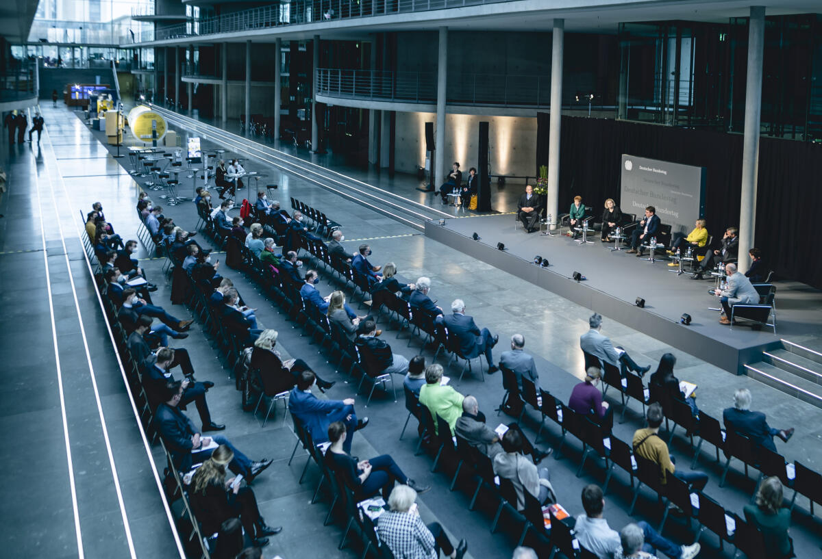 Janich, Steffen; Pau, Petra; Bubendorfer-Licht, Sandra; Diedrichsen, Jan; Damerow, Astrid; Staathoff, Johann; Koss, Simona; Seidler, Stefan Podiumsdiskussion mit (von links nach rechts) Steffen Janich, AfD, Mitglied des Deutschen Bundestages, Bundestagsvizepräsidentin Petra Pau, DIE LINKE, Mitglied des Deutschen Bundestages, Sandra Bubendorfer-Licht, FDP, Mitglied des Deutschen Bundestages, Jan Diedrichsen, Journalist, Astrid Damerow, CDU/CSU, Mitglied des Deutschen Bundestages, Johann Saathoff, SPD, Parlamentarischer Staatssekretär im Bundesministerium des Innern und für Heimat, Simona Koss, SPD, Mitglied des Deutschen Bundestages und Stefan Seidler, SSW, Mitglied des Deutschen Bundestages, im Rahmen der Finissage der Ausstellung "Was heißt hier Minderheit?" im Paul-Löbe-Haus. Eine Veranstaltung des Minderheitensekretariats der vier autochthonen nationalen Minderheiten und Volksgruppen Deutschlands in Zusammenarbeit mit dem Ausschuss für Inneres und Heimat. Links im Hintergrund ist die Ausstellung "Was heißt hier Minderheit?" zu sehen.