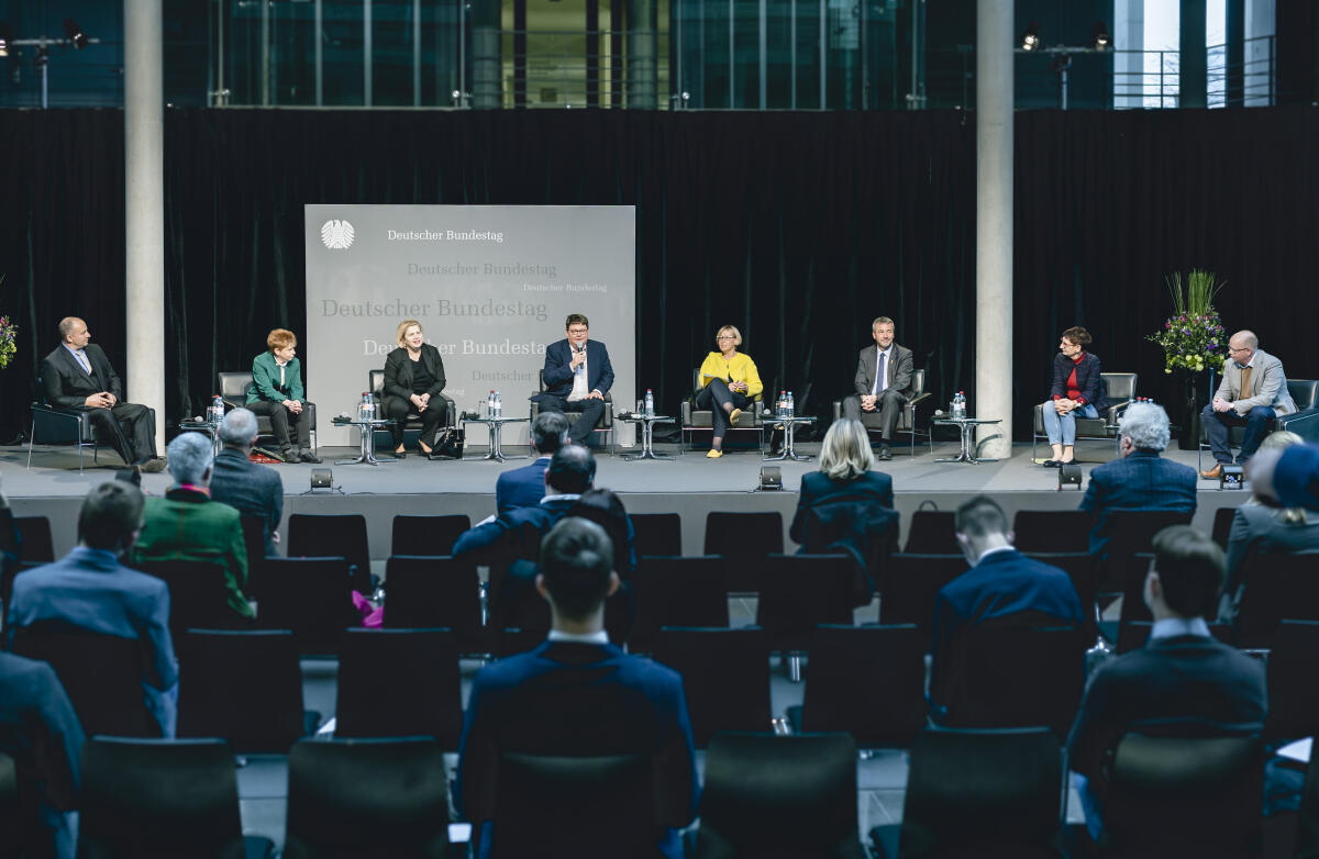 Janich, Steffen; Pau, Petra; Bubendorfer-Licht, Sandra; Diedrichsen, Jan; Damerow, Astrid; Staathoff, Johann; Koss, Simona; Seidler, Stefan Podiumsdiskussion mit (von links nach rechts) Steffen Janich, AfD, Mitglied des Deutschen Bundestages, Bundestagsvizepräsidentin Petra Pau, DIE LINKE, Mitglied des Deutschen Bundestages, Sandra Bubendorfer-Licht, FDP, Mitglied des Deutschen Bundestages, Jan Diedrichsen, Journalist, Astrid Damerow, CDU/CSU, Mitglied des Deutschen Bundestages, Johann Saathoff, SPD, Parlamentarischer Staatssekretär im Bundesministerium des Innern und für Heimat, Simona Koss, SPD, Mitglied des Deutschen Bundestages und Stefan Seidler, SSW, Mitglied des Deutschen Bundestages, im Rahmen der Finissage der Ausstellung "Was heißt hier Minderheit?" im Paul-Löbe-Haus. Eine Veranstaltung des Minderheitensekretariats der vier autochthonen nationalen Minderheiten und Volksgruppen Deutschlands in Zusammenarbeit mit dem Ausschuss für Inneres und Heimat.