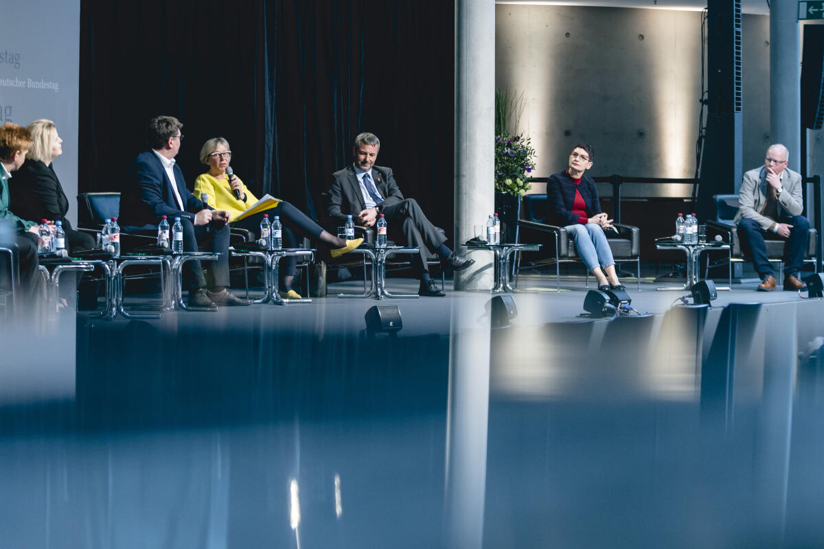 Pau, Petra; Bubendorfer-Licht, Sandra; Diedrichsen, Jan; Damerow, Astrid; Staathoff, Johann; Koss, Simona; Seidler, Stefan Podiumsdiskussion mit (von links nach rechts)  Bundestagsvizepräsidentin Petra Pau, DIE LINKE, Mitglied des Deutschen Bundestages, Sandra Bubendorfer-Licht, FDP, Mitglied des Deutschen Bundestages, Jan Diedrichsen, Journalist, Astrid Damerow, CDU/CSU, Mitglied des Deutschen Bundestages, Johann Saathoff, SPD, Parlamentarischer Staatssekretär im Bundesministerium des Innern und für Heimat, Simona Koss, SPD, Mitglied des Deutschen Bundestages und Stefan Seidler, SSW, Mitglied des Deutschen Bundestages, im Rahmen der Finissage der Ausstellung "Was heißt hier Minderheit?" im Paul-Löbe-Haus. Eine Veranstaltung des Minderheitensekretariats der vier autochthonen nationalen Minderheiten und Volksgruppen Deutschlands in Zusammenarbeit mit dem Ausschuss für Inneres und Heimat.