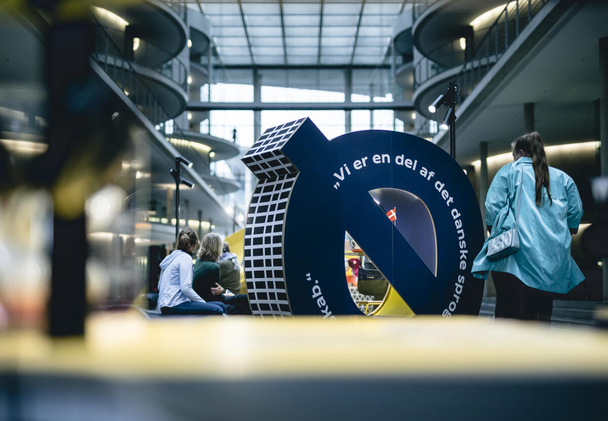Finissage der Ausstellung "Was heißt hier Minderheit?" in der Halle des Paul-Löbe-Hauses. Unter dem Titel „Was heißt hier Minderheit?“ präsentiert der Deutsche Bundestag eine interaktive Ausstellung, die den Besuchenden das Leben, die Kulturen und die Sprachen der vier nationalen Minderheiten und Volksgruppen Deutschlands – der Dänen, der Friesen, der deutschen Sinti und Roma sowie der Sorben/Wenden – sowie der Sprechergruppe Niederdeutsch näher bringen will.; Hier sehen sich Besucherinnen Ausstellungsexponate an.; Die Ausstellung wird vom 17. März bis zum 8. April 2022 im Paul-Löbe-Haus präsentiert. Finissage der Ausstellung "Was heißt hier Minderheit?" in der Halle des Paul-Löbe-Hauses. Unter dem Titel „Was heißt hier Minderheit?“ präsentiert der Deutsche Bundestag eine interaktive Ausstellung, die den Besuchenden das Leben, die Kulturen und die Sprachen der vier nationalen Minderheiten und Volksgruppen Deutschlands – der Dänen, der Friesen, der deutschen Sinti und Roma sowie der Sorben/Wenden – sowie der Sprechergruppe Niederdeutsch näher bringen will.; Hier sehen sich Besucherinnen Ausstellungsexponate an.; Die Ausstellung wird vom 17. März bis zum 8. April 2022 im Paul-Löbe-Haus präsentiert.