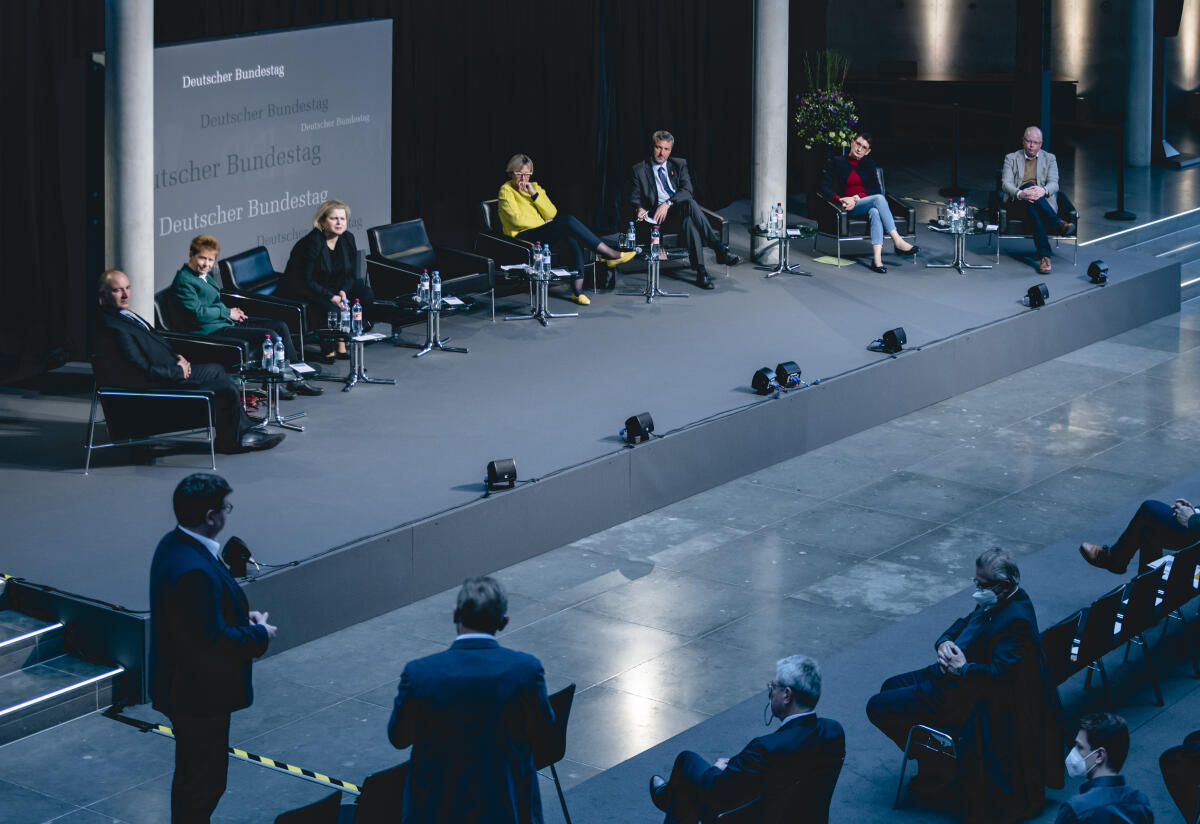 Janich, Steffen; Pau, Petra; Bubendorfer-Licht, Sandra; Diedrichsen, Jan; Damerow, Astrid; Staathoff, Johann; Koss, Simona; Seidler, Stefan Podiumsdiskussion mit (von links nach rechts) Steffen Janich, AfD, Mitglied des Deutschen Bundestages, Bundestagsvizepräsidentin Petra Pau, DIE LINKE, Mitglied des Deutschen Bundestages, Sandra Bubendorfer-Licht, FDP, Mitglied des Deutschen Bundestages, Astrid Damerow, CDU/CSU, Mitglied des Deutschen Bundestages, Johann Saathoff, SPD, Parlamentarischer Staatssekretär im Bundesministerium des Innern und für Heimat, Simona Koss, SPD, Mitglied des Deutschen Bundestages und Stefan Seidler, SSW, Mitglied des Deutschen Bundestages, im Rahmen der Finissage der Ausstellung "Was heißt hier Minderheit?" im Paul-Löbe-Haus. Jan Diedrichsen, Journalist, (stehend ganz links im Bild), moderiert die Podiumsdiskussion.; Eine Veranstaltung des Minderheitensekretariats der vier autochthonen nationalen Minderheiten und Volksgruppen Deutschlands in Zusammenarbeit mit dem Ausschuss für Inneres und Heimat.