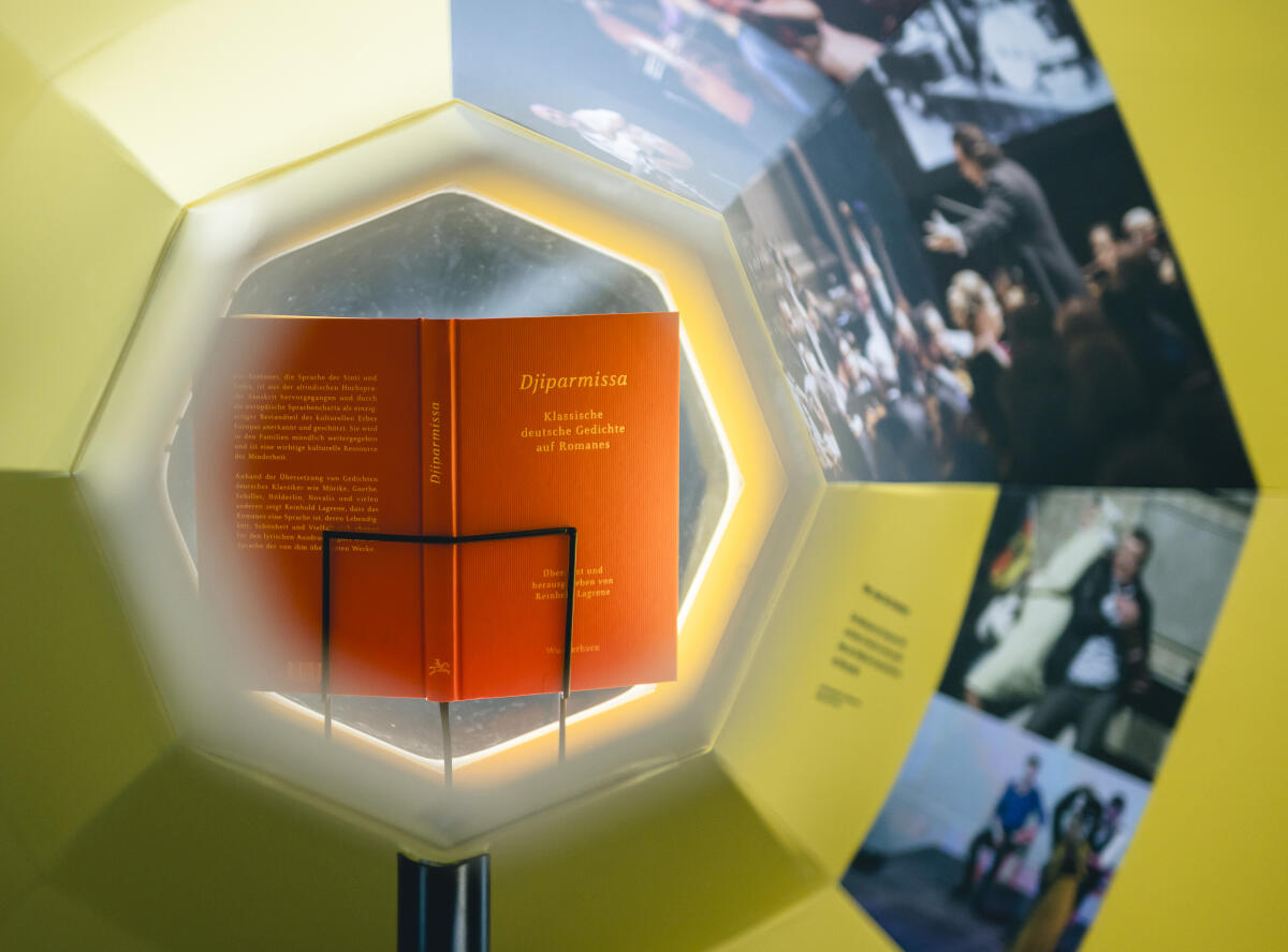  Finissage der Ausstellung "Was heißt hier Minderheit?" in der Halle des Paul-Löbe-Hauses. Unter dem Titel „Was heißt hier Minderheit?“ präsentiert der Deutsche Bundestag eine interaktive Ausstellung, die den Besuchenden das Leben, die Kulturen und die Sprachen der vier nationalen Minderheiten und Volksgruppen Deutschlands – der Dänen, der Friesen, der deutschen Sinti und Roma sowie der Sorben/Wenden – sowie der Sprechergruppe Niederdeutsch näher bringen will.; Die Ausstellung wird vom 17. März bis zum 8. April 2022 im Paul-Löbe-Haus präsentiert.