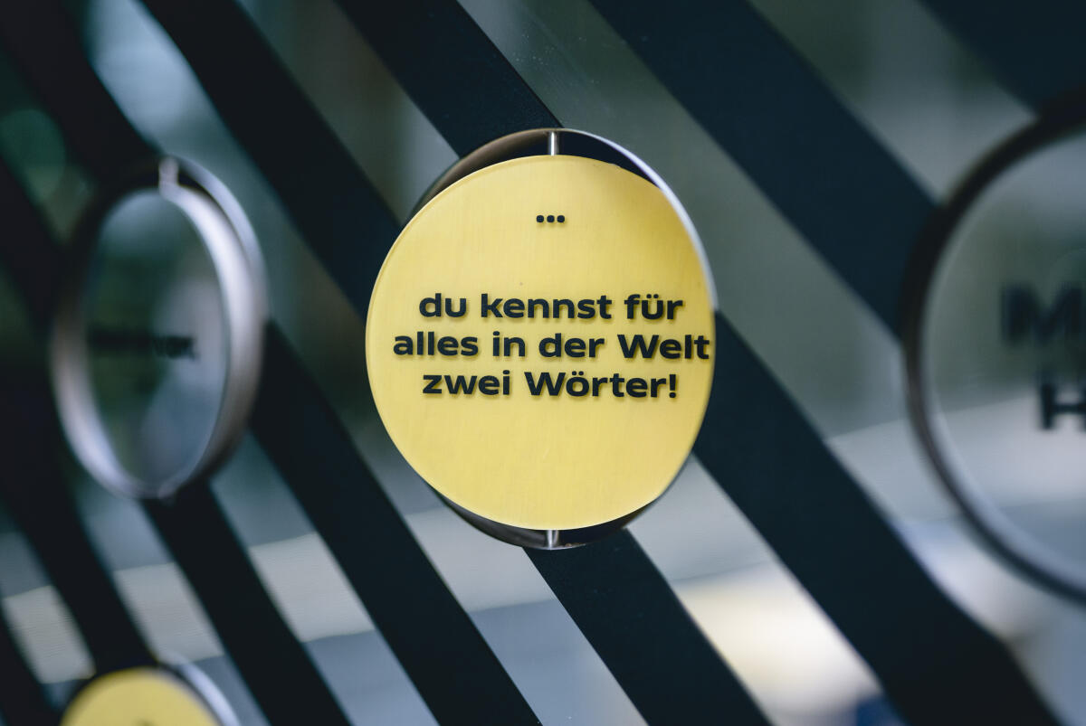  Finissage der Ausstellung "Was heißt hier Minderheit?" in der Halle des Paul-Löbe-Hauses. Unter dem Titel „Was heißt hier Minderheit?“ präsentiert der Deutsche Bundestag eine interaktive Ausstellung, die den Besuchenden das Leben, die Kulturen und die Sprachen der vier nationalen Minderheiten und Volksgruppen Deutschlands – der Dänen, der Friesen, der deutschen Sinti und Roma sowie der Sorben/Wenden – sowie der Sprechergruppe Niederdeutsch näher bringen will.; Die Ausstellung wird vom 17. März bis zum 8. April 2022 im Paul-Löbe-Haus präsentiert.