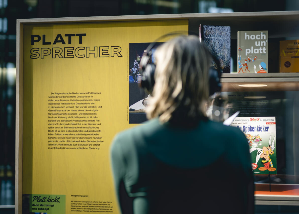 Finissage der Ausstellung "Was heißt hier Minderheit?" in der Halle des Paul-Löbe-Hauses. Unter dem Titel „Was heißt hier Minderheit?“ präsentiert der Deutsche Bundestag eine interaktive Ausstellung, die den Besuchenden das Leben, die Kulturen und die Sprachen der vier nationalen Minderheiten und Volksgruppen Deutschlands – der Dänen, der Friesen, der deutschen Sinti und Roma sowie der Sorben/Wenden – sowie der Sprechergruppe Niederdeutsch näher bringen will.; Hier sieht sich eine Besucherin ein Ausstellungsexponat an.; Die Ausstellung wird vom 17. März bis zum 8. April 2022 im Paul-Löbe-Haus präsentiert. Finissage der Ausstellung "Was heißt hier Minderheit?" in der Halle des Paul-Löbe-Hauses. Unter dem Titel „Was heißt hier Minderheit?“ präsentiert der Deutsche Bundestag eine interaktive Ausstellung, die den Besuchenden das Leben, die Kulturen und die Sprachen der vier nationalen Minderheiten und Volksgruppen Deutschlands – der Dänen, der Friesen, der deutschen Sinti und Roma sowie der Sorben/Wenden – sowie der Sprechergruppe Niederdeutsch näher bringen will.; Hier sieht sich eine Besucherin ein Ausstellungsexponat an.; Die Ausstellung wird vom 17. März bis zum 8. April 2022 im Paul-Löbe-Haus präsentiert.